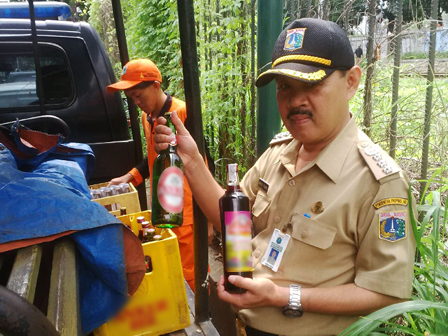 Gubuk Liar Di Sisi Kanal Banjir Barat Dibongkar