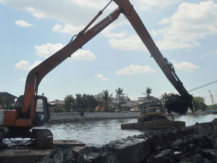 Antisipasi Banjir, Seluruh Saluran di DKI Mulai Dikeruk