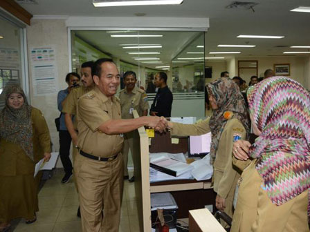        Hari Pertama Kerja, Kantor PTSP Jaktim Masih Sepi