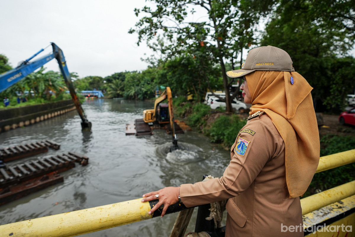 Wali Kota Jakarta Barat meninjau pengerukan di Kali Sepak