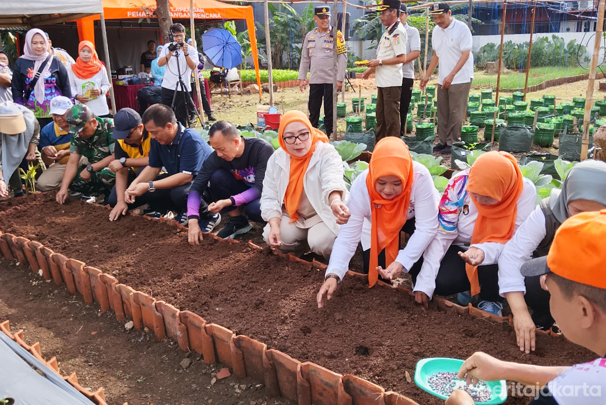 Kegiatan tanam jagung serentak berpusat di Jalan Guruh Serih I, Kalisari
