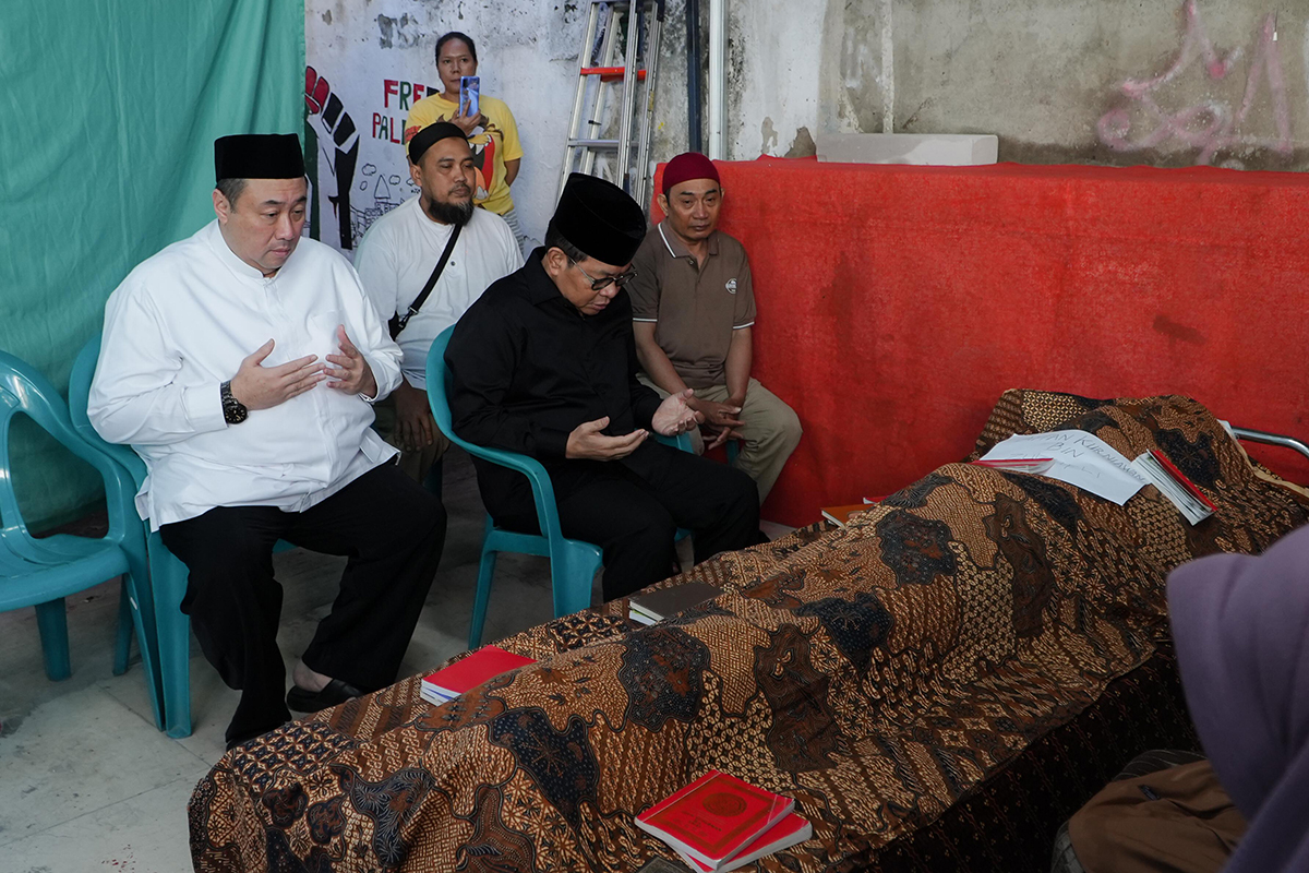 Gubernur Pramono melayat ke rumah duka pengemudi ojek online, Affan Kurniawan, Jumat (29/8)