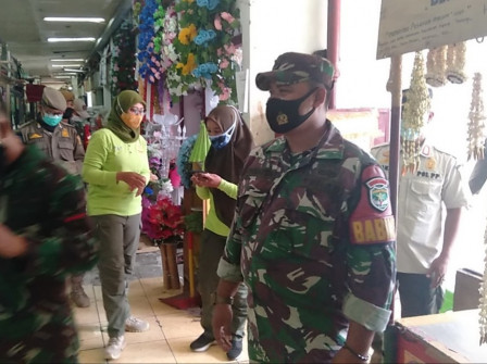 Petugas Gabungan Cek dan Sosialisasi 3M di Pasar Rawa Belong