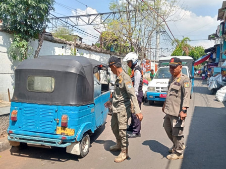 Satpol PP Siagakan Petugas Monitoring Jalan Tanah Tinggi IA