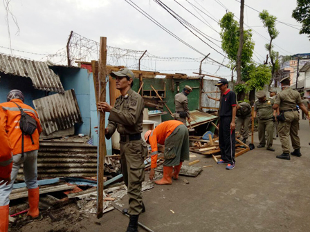 22 Bangunan Liar di Rawabunga Dibongkar