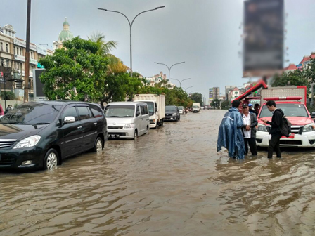 Genangan di Jl Boulevard Barat Kelapa Gading Surut