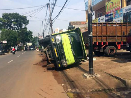 Truk Pengangkut Material Terperosok di Jl Lapangan Tembak