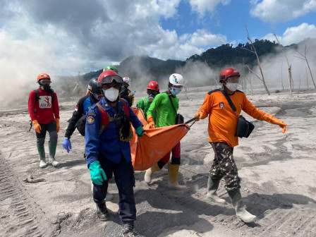Satgas Tanggap Bencana DKI Evakuasi Jenazah Korban Erupsi Semeru 2
