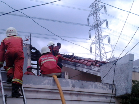 Hujan Bantu Petugas Padamkan Api di Kelapa Gading