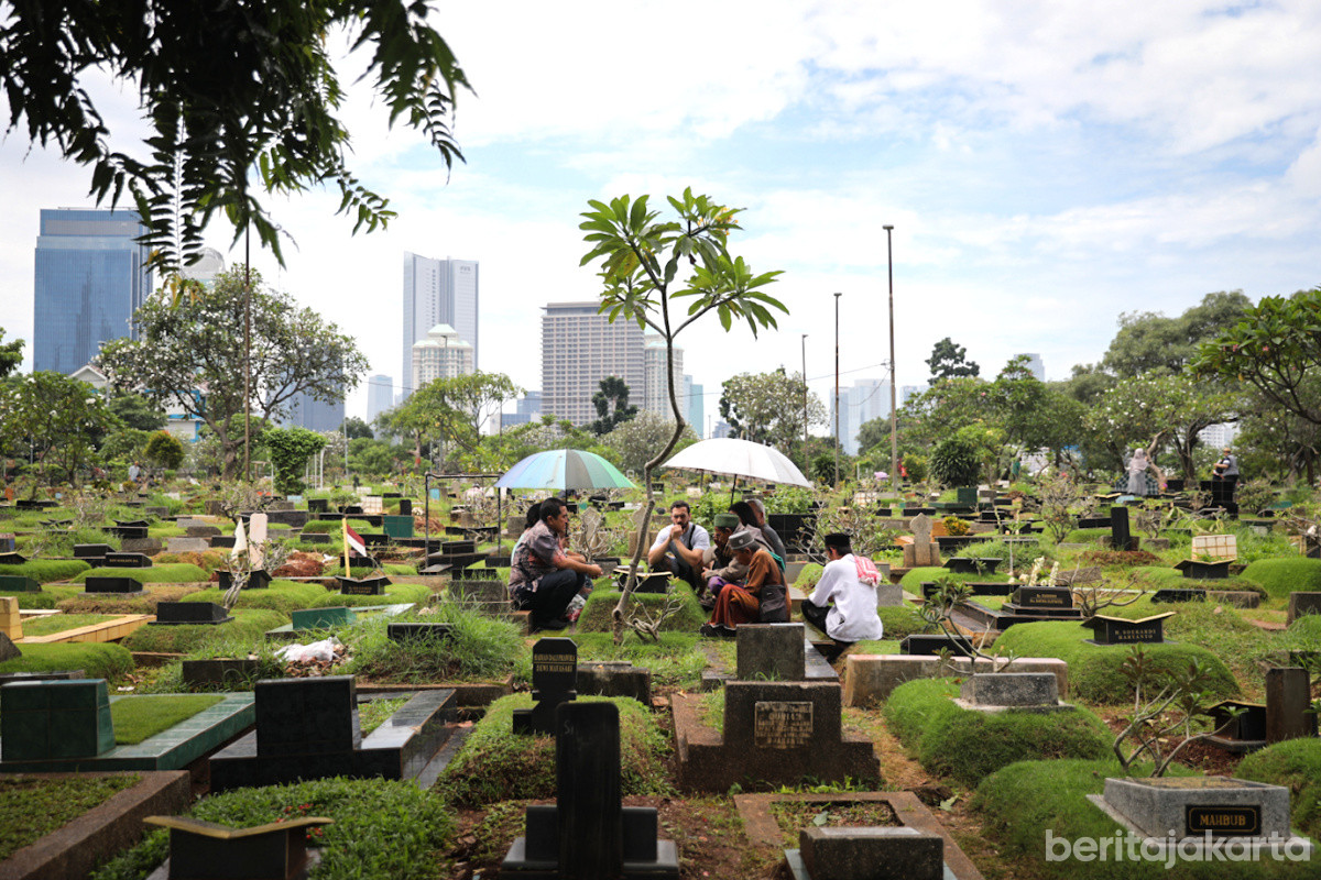 Warga berziarah ke makam keluarga di TPU Karet Bivak
