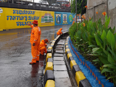  Delapan Personel PPSU Dikerahkan Bersihkan Tali Air di Jalan Tanjung Duren Raya