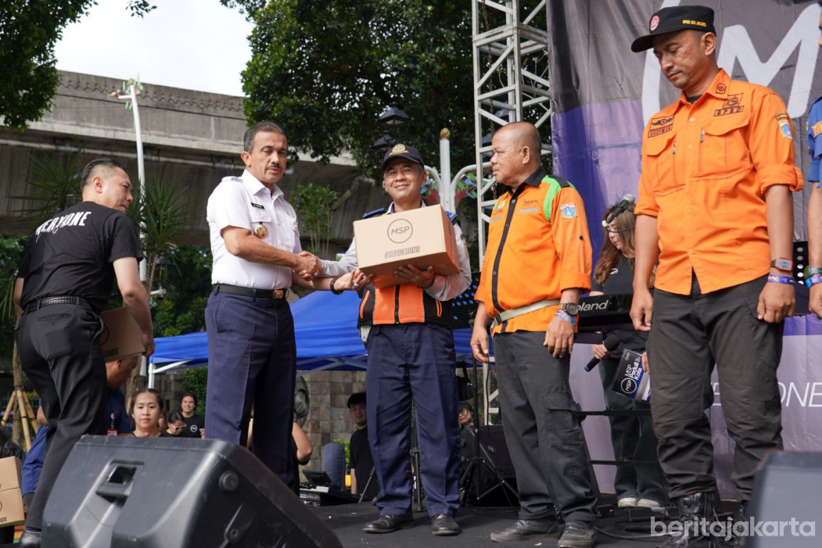 Pemberian bantuan sembako secara simbolik oleh Wali Kota Jakarta Selatan