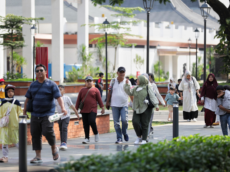 https://multimedia.beritajakarta.id/photo/2014_508c75c8507a2ae5223dfd2faeb98122/TMII Dipadati 10.000 Lebih Pengunjung 