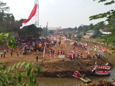 Rayakan HUT RI, TNI Ajak Warga Jaga Kebersihan Ciliwung