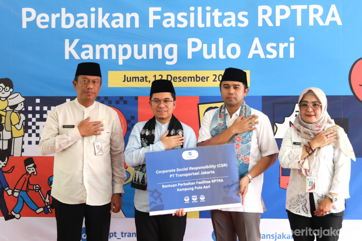 PT Transjakarta menyerahkan bantuan perbaikan permainan anak di RPTRA Kampung Pulo Asri