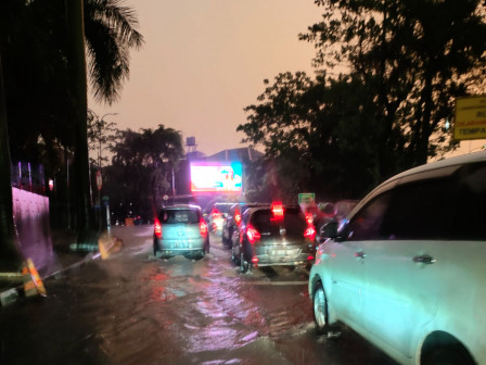 Empat Ruas Jalan di Jakarta Tergenang Masih Ditangani