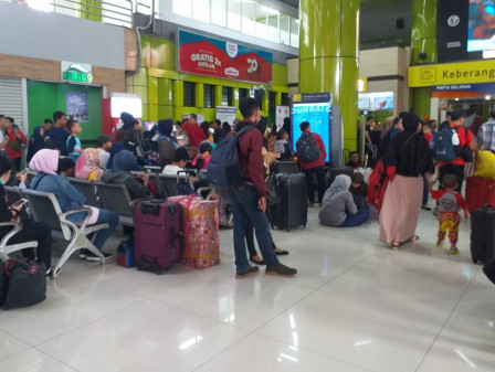 Stasiun Gambir Dipadati Pemudik