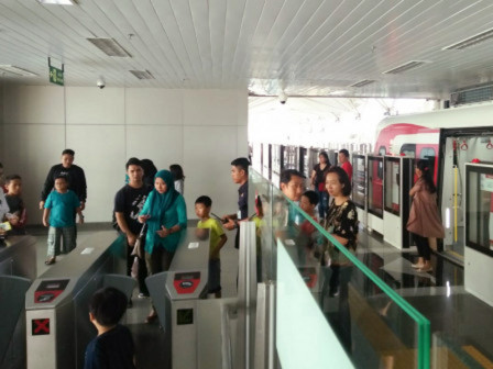 Penumpang Kereta LRT Jakarta Capai 7000 Perhari