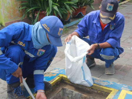 Petugas Operator IPAL Bersihkan Lobang Saluran di Pulau Pramuka 