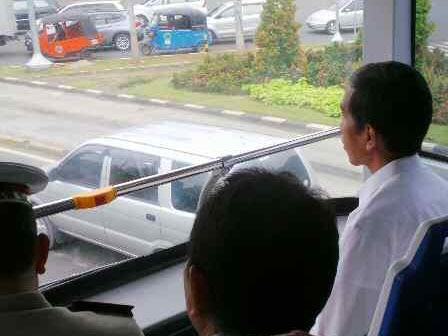 jokowi_naik_bus.jpg