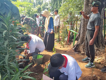 Kelurahan Susukan dan Ditkum TNI AD Tanam Pohon Bersama