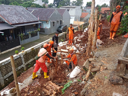  Turap Saluran Depan Kantor Kecamatan Jagakarsa Diperbaiki