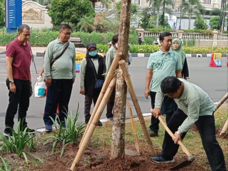 Dua Taman di Tanjung Duren Selatan Ditanam Pohon