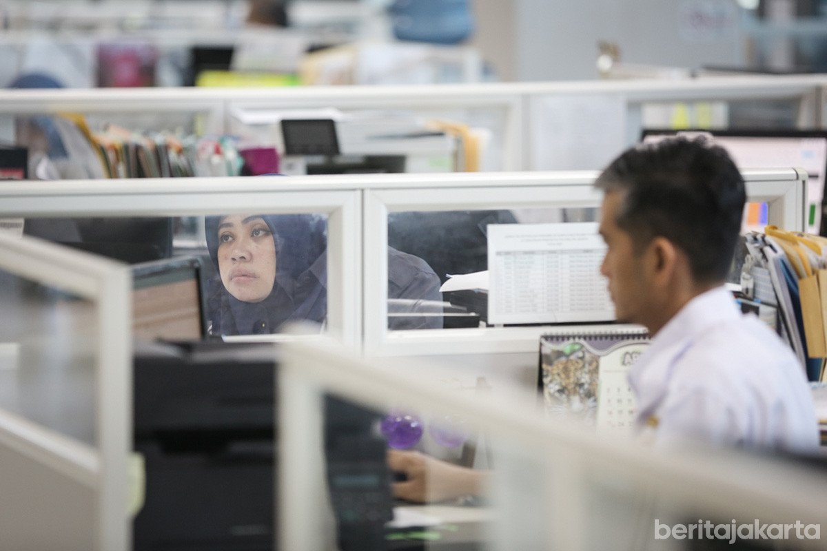 Sejumlah ASN di ruang kerja
