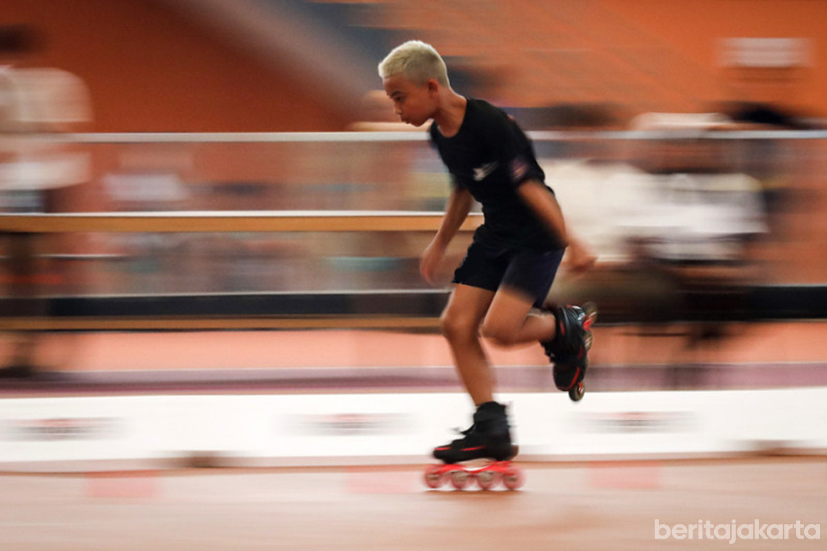 Atlet sepatu roda sedang berlatih