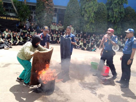  Ratusan Pelajar SMK Pembangunan Jaya Yakapi Disosialisasikan Pemadaman Kebakaran 