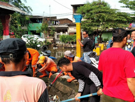 Warga Semper Barat Kerjabakti Massal di Kali Gubug Genteng