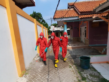 Sarpras di Lingkungan RW 03 Pulau Untung Jawa Disemprot Disinfektan