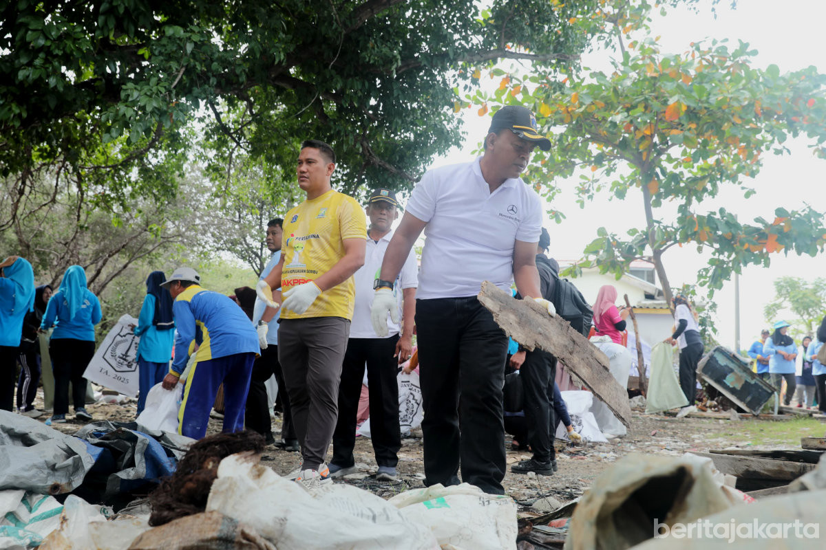 Petugas Gabungan dan Warga Kerja Bakti Bersihkan Lingkungan Pulau Harapan 