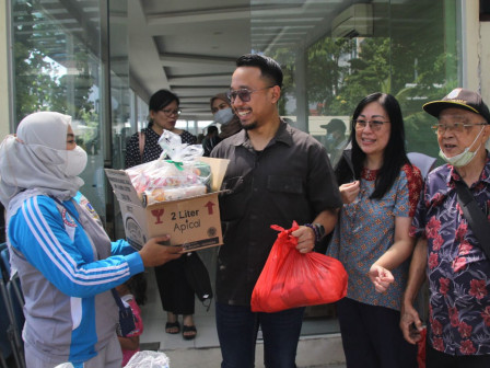  1.750 Paket Sembako Diberikan Pada Warga di Kembangan Selatan 