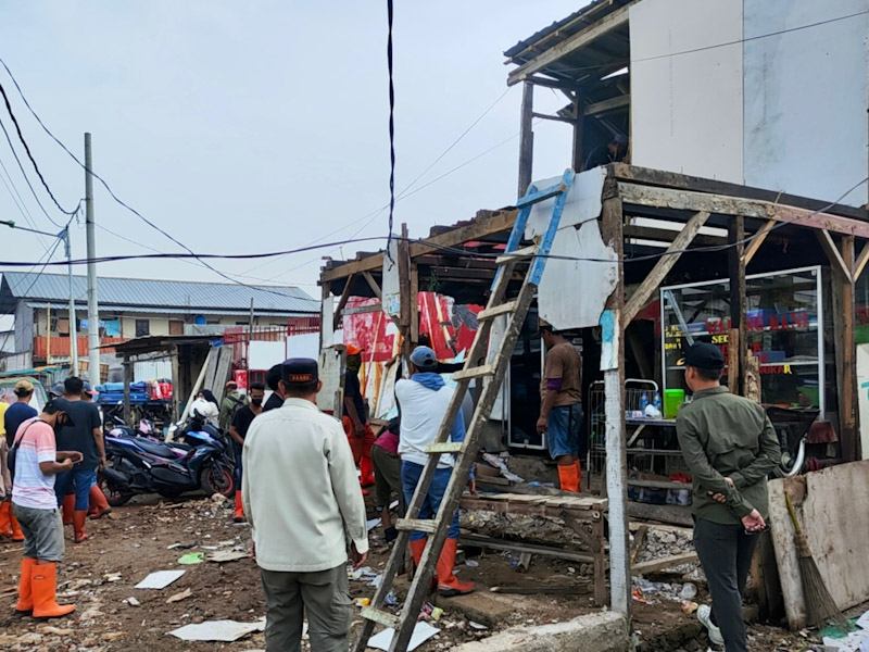 Personel Gabungan dan Warga Lakukan Penataan di Dermaga Ujung 