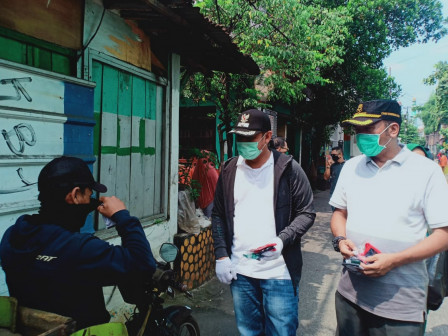 Kelurahan Petogogan Bagikan Seribu Masker Kepada Warga