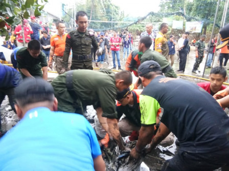 Ratusan Anggota Ormas Ikut Kerja Bakti di Kelurahan Kramat Jati