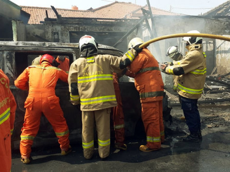11 Unit Mobil Damkar Atasi Kebakaran di Cakung