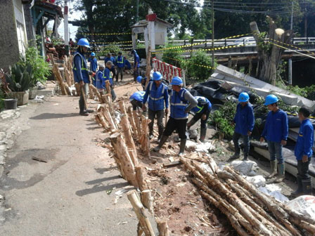  Perbaikan Jalan Ambles di Tepi Kali Sunter Rampung Pekan Depan 