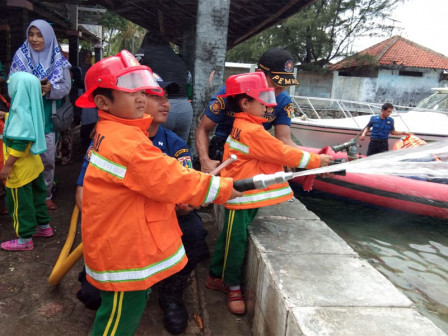  30 Murid Madrasah di Pulau Tidung Dikenalkan Profesi Petugas Gulkarmat 