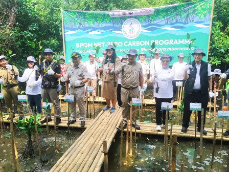 BBPOM di DKI Jakarta Menginisiasi Net-Zero Carbon Programme Menanam Mangrove