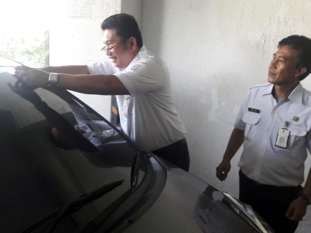 Petugas Pajak Sisir Parkiran Gedung Pemerintahan di Jakut
