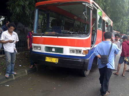  Tabrak Pemotor, Metromini Dirusak Massa