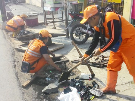 PPSU Dikerahkan Bersihkan Saluran Air Jl Kejaksaan Pondok Bambu