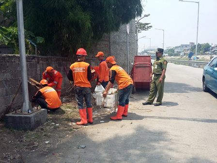 30 Petugas PPSU Bersihkan Jl Bakti Jakut