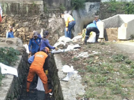  50 Personil Giat Kerjabakti Bersihkan Saluran di Lenteng Agung 