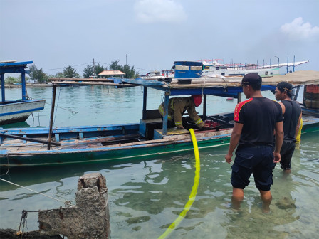  Petugas Gulkarmat Evakuasi Kapal Nelayan Bocor di Pulau Harapan