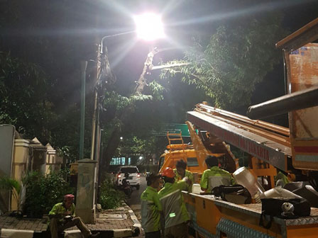  Dinas Energi DKI Pasang 82 Lampu PJU di Mapolda Metro Jaya