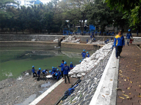 Sudin SDA Jaksel Keruk Lumpur Waduk di Kantor Walkot Jaksel