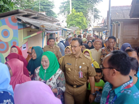 Warga Antusias Menyambut Kedatangan Gubernur Anies